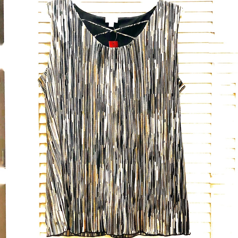 Accordion pleats top NWT  w/ black beige white